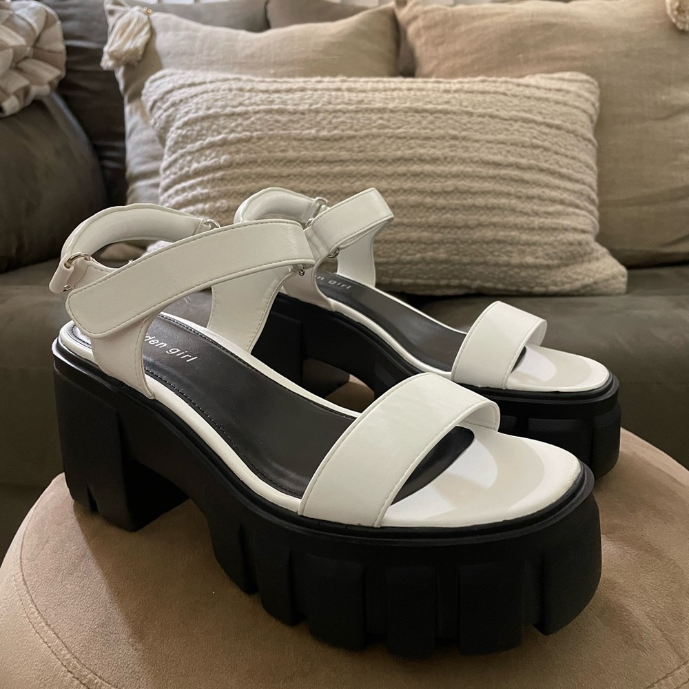 NWB Madden Girl Grandy Chunky‎ Platform Sandals - 9.5